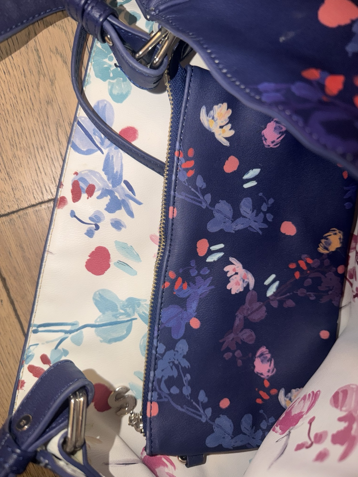Desigual Pre-Loved Reversible Floral Shoulder Bag Desigual Pre-Loved Reversible Floral Shoulder Bag