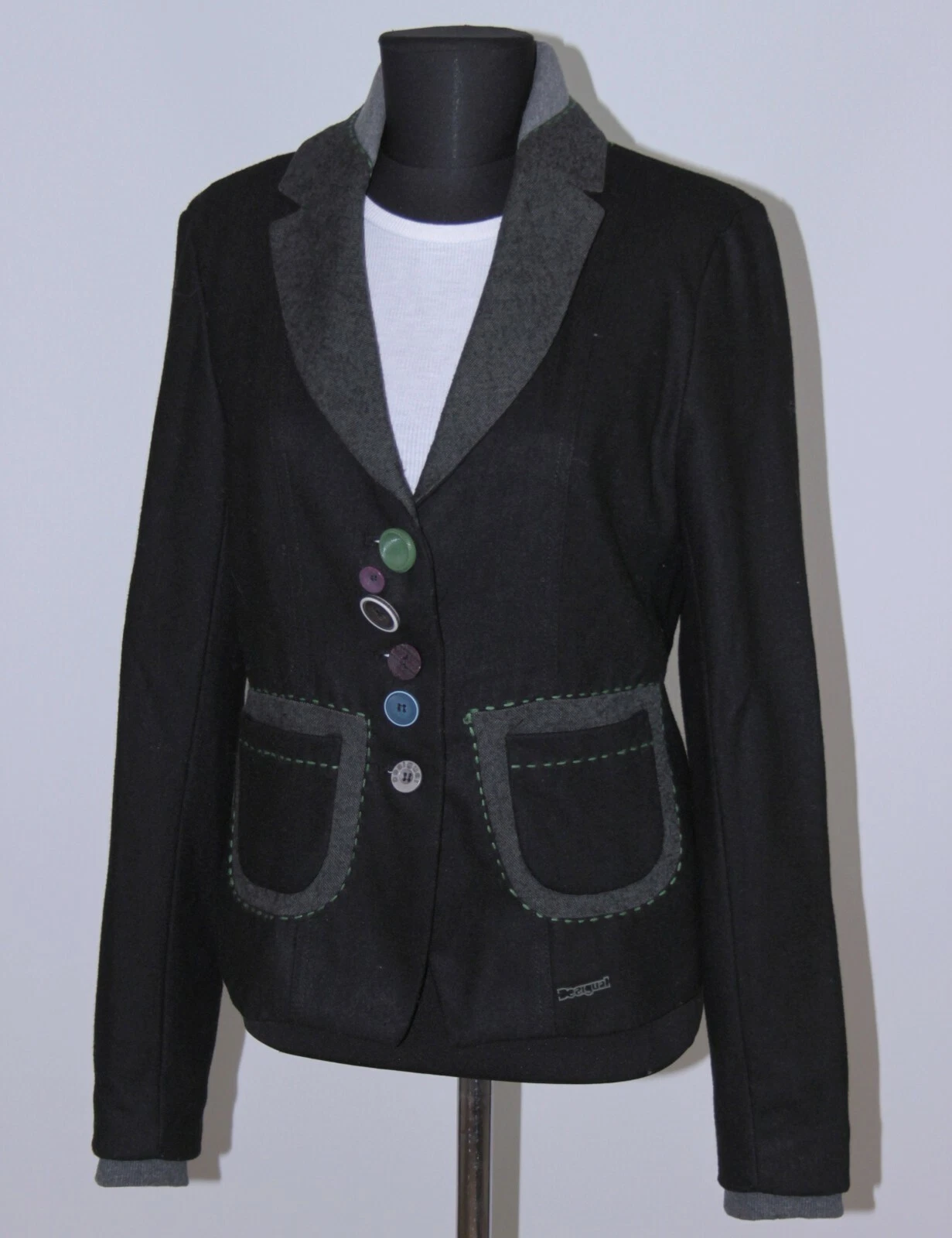 Desigual Pre-Loved Light Grey Tailored Jacket with Contrast & Embroidered Detail Desigual Pre-Loved Light Grey Tailored Jacket with Contrast & Embroidered Detail